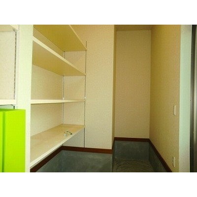 建物外部から出入りできる倉庫約4.5帖スペース。照明、鍵もつい