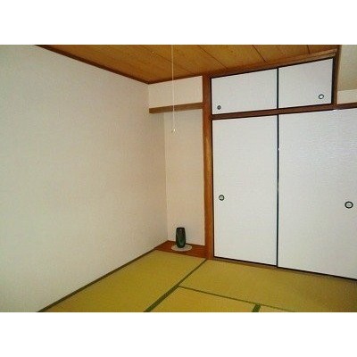和室6帖。南側バルコニーに面して陽当り良好です。