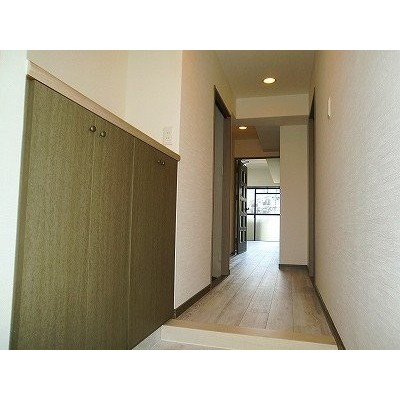 玄関入ってまっすぐ陽当りの良いリビングへ。