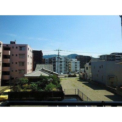 南側バルコニーからの眺望。陽当り良好ですよ。