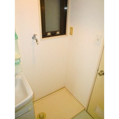 室内洗濯機置場。にも窓がついてます。