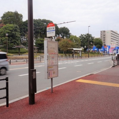 バス通り沿いです。
