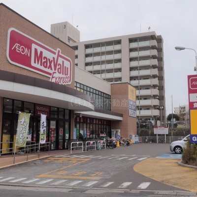 スーパーもすぐ近くにあります。