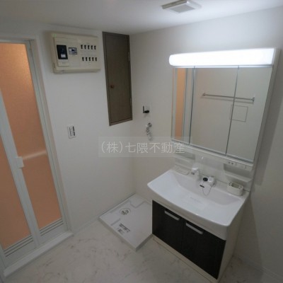 広々洗面室。洗面化粧台新品。