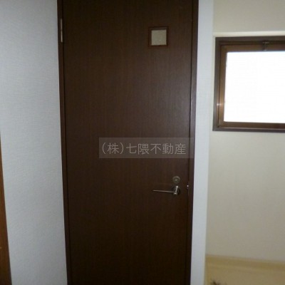 洗濯機置き場。明るいです。