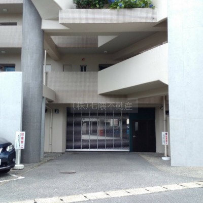 駐車場入口。シャッターあり。