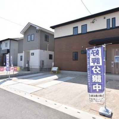 全面道路も広く、駐車も楽々できます
