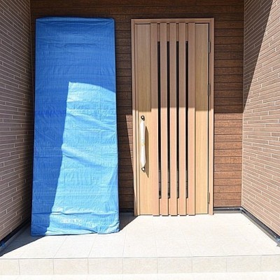 玄関先はダウンライトやTVインターホンなど設置