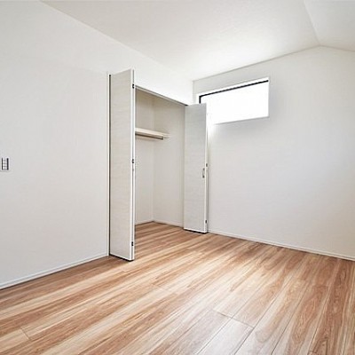日の光が差し込みやすい2階洋室