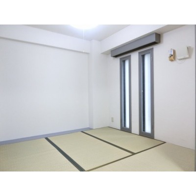 畳の上でゆっくりとくつろげる和室です