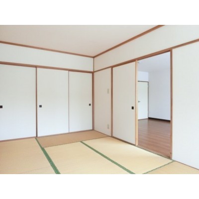 落ち着いた色調の寝室です