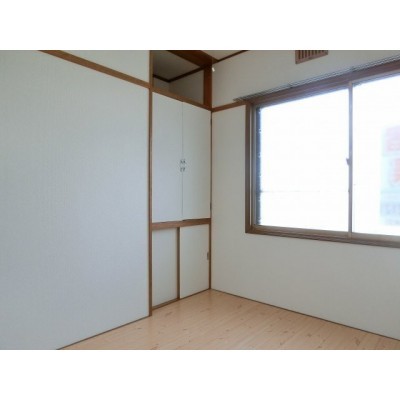 落ち着いた色調の洋室です