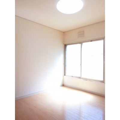コンパクトで使いやすい洋室です