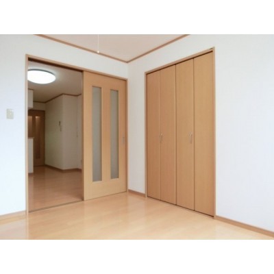 落ち着いた色調の寝室です