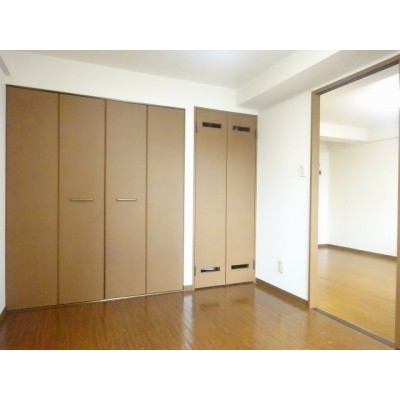 落ち着いた色調の寝室です