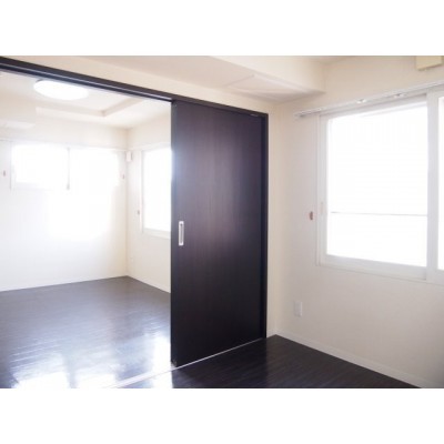 落ち着いて過ごせるお部屋なので、寝室にいかがでしょうか