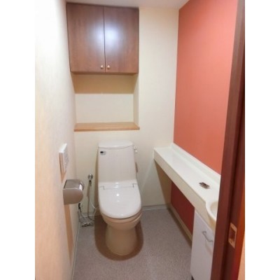 トイレは広く、落ち着きのある広さです