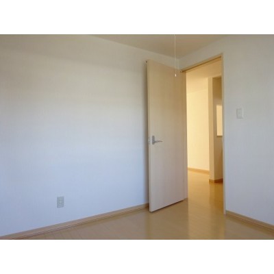 落ち着いた色調の寝室です
