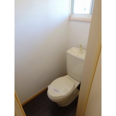 窓のあるトイレです