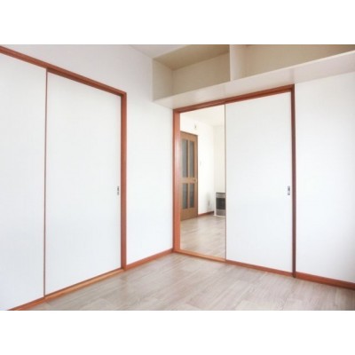 落ち着いて過ごせるお部屋なので、寝室にいかがでしょうか
