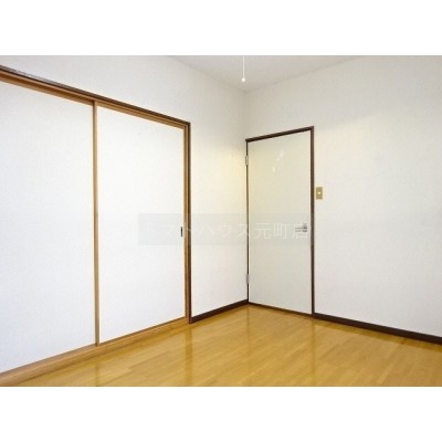 落ち着いて過ごせるお部屋なので、寝室にいかがでしょうか