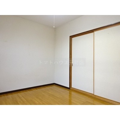 落ち着いて過ごせるお部屋なので、寝室にいかがでしょうか