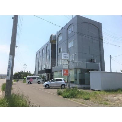 建物正面にも車を止めれます