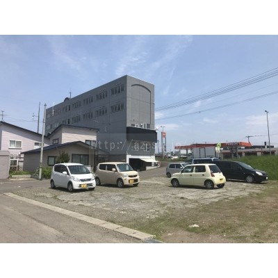 駐車場と建物