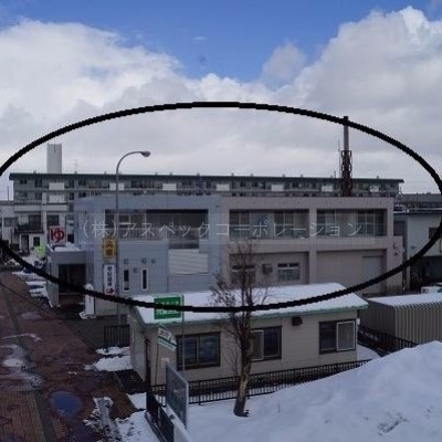 歩道橋の上から。コンビニ・クリーニング店・銭湯あります