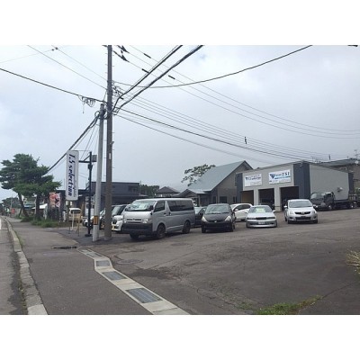 見学会の入り口目安は車屋さんです。