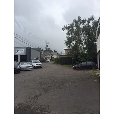 車屋さんを目印に入ってきて下さい。