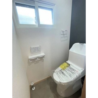 窓の有るトイレです
