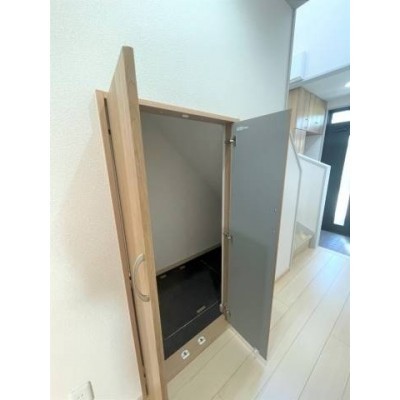 階段下の収納も広々