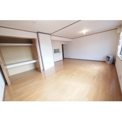 洋室からリビングです。