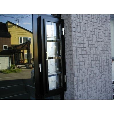 建物の入り口のポストです。