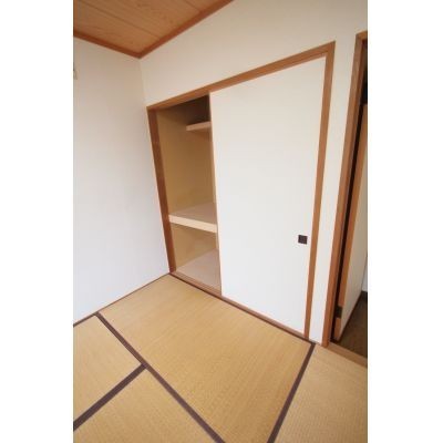 和室と収納です。かなり深くて広い収納ですよ。