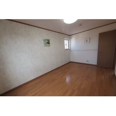 2階の階段室です。アクセントクロスを使用しています。