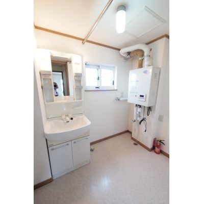 水廻りです。灯油ボイラーも付いています。