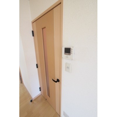建具は暖色系を採用しています。