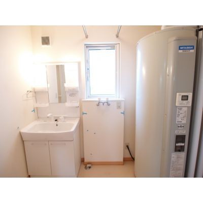 水廻りです。(電気温水器も付いています。)
