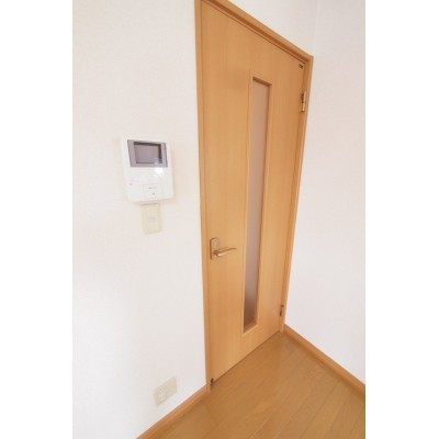 建具は暖色系を採用しています。