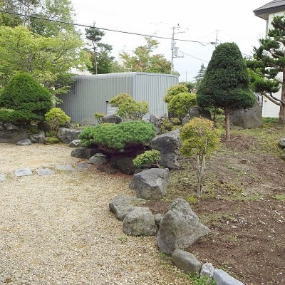 敷地全体で100坪、庭だけで50坪あります。