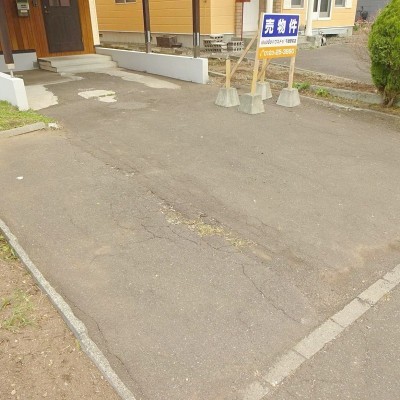 駐車スペース。アスファルト舗装済。