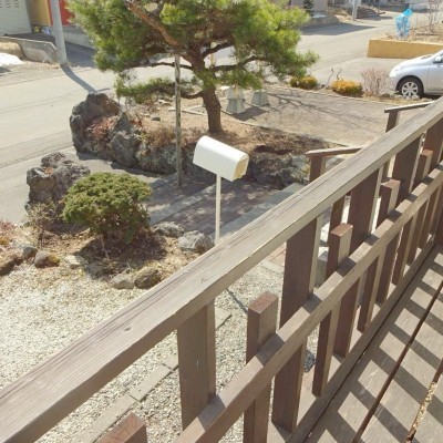 ウッドデッキからは整えられた植栽が見渡せます。
