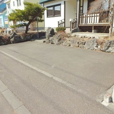 駐車スペースにはロードヒーティングがあります。