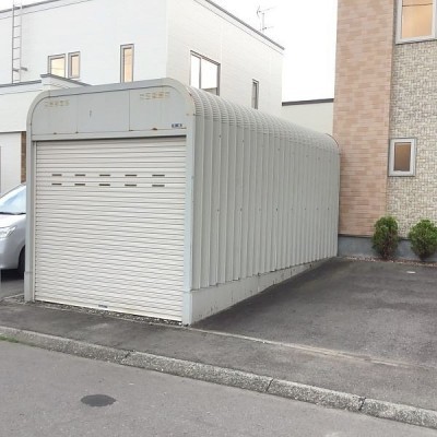千歳市北陽の中古戸建です。シャッター車庫。