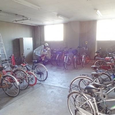 屋内駐輪場で大切な自転車の保管も安心です。