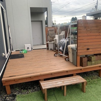 玄関横にウッドデッキがあるので、BBQ等できます!