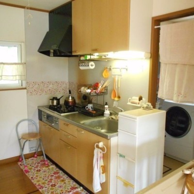 キッチン、コンロ3口・レンジフードです。