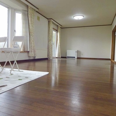 千歳市柏陽の中古戸建です。リビング20帖あります。
